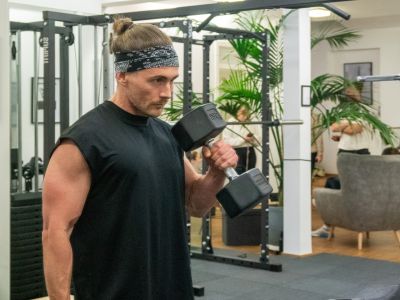 Dennis Bobinski betreut ein Schlittentraining im Loft42 Stuttgart