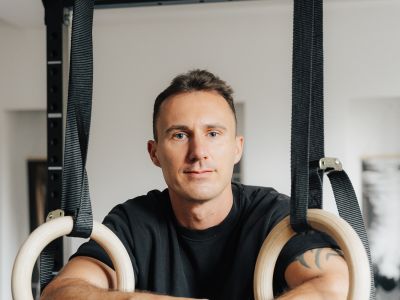 Dennis Bobinski lächelt im Studio Loft42