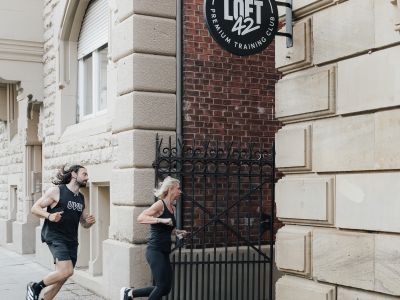 Läufer-Paar vor dem Eingang des Loft42 in Stuttgart-West