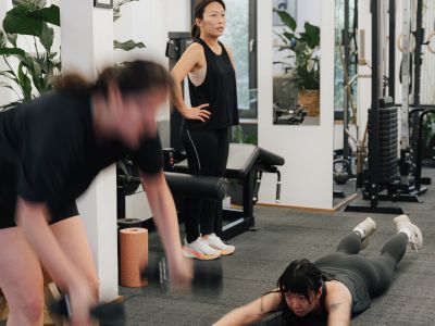 Hantel- und Stabilisationstraining auf der Matte in der Sporttherapie im Loft42 Stuttgart