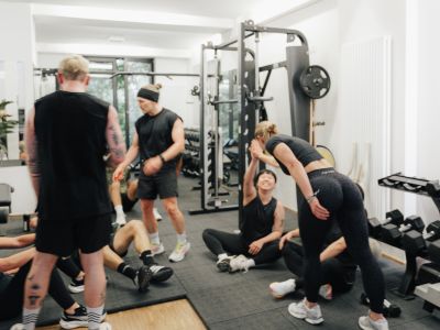 Trainingsgruppe im Freihantelbereich des Loft42 Stuttgart