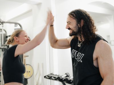 High Five zwischen Athletin und Trainer im Loft42 Stuttgart