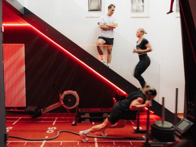Gruppe beim Training auf der Treppe im Loft42, Weitwinkelaufnahme