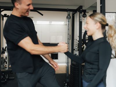 Partnerübung von Trainer und Kundin im Loft42 Stuttgart
