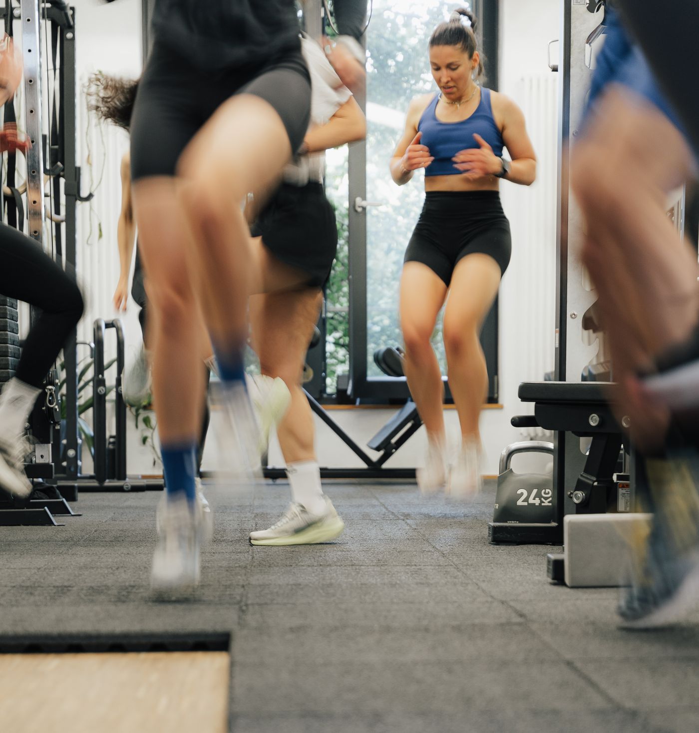 Gruppe beim Sprungtraining im HIIT Bootcamp im Loft42 Stuttgart
