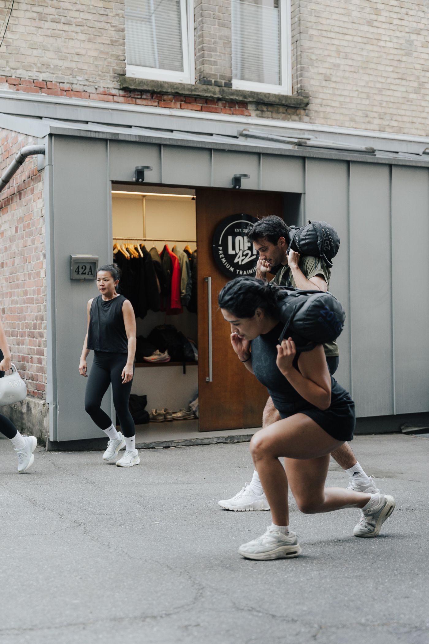 Sandbag Carry als sportartspezifische Belastung im Athletiktraining Stuttgart