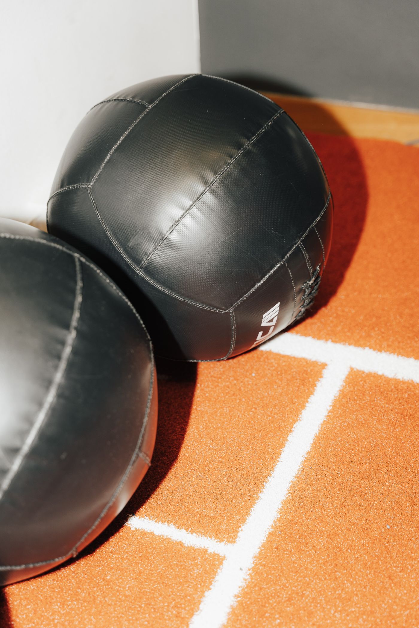 Wall Balls auf der Laufbahn im HYROX Functional Training im Loft42 Stuttgart