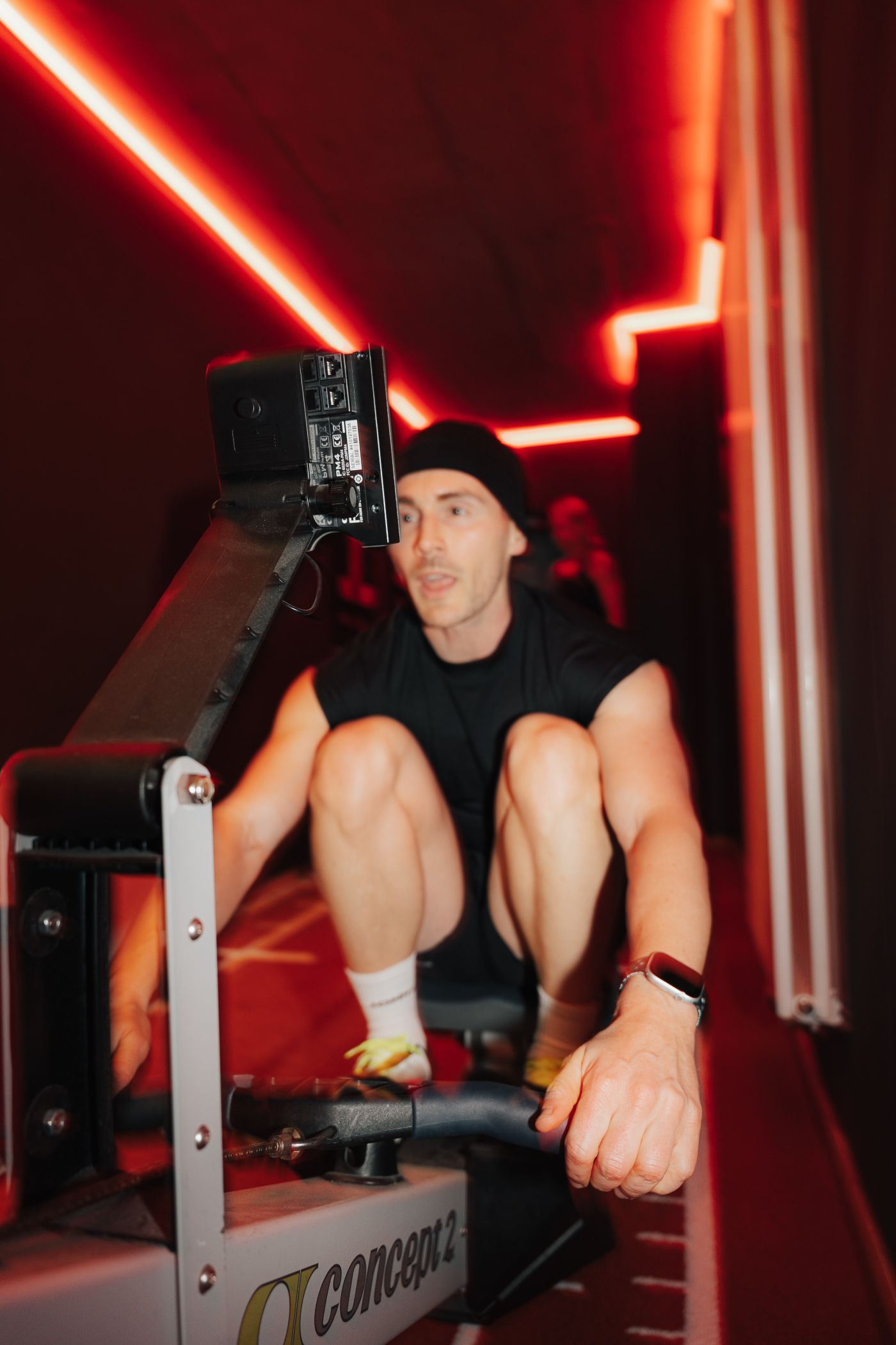 Athlet am Rudergerät bei den HYROX Cardio Intervals im Loft42 Stuttgart