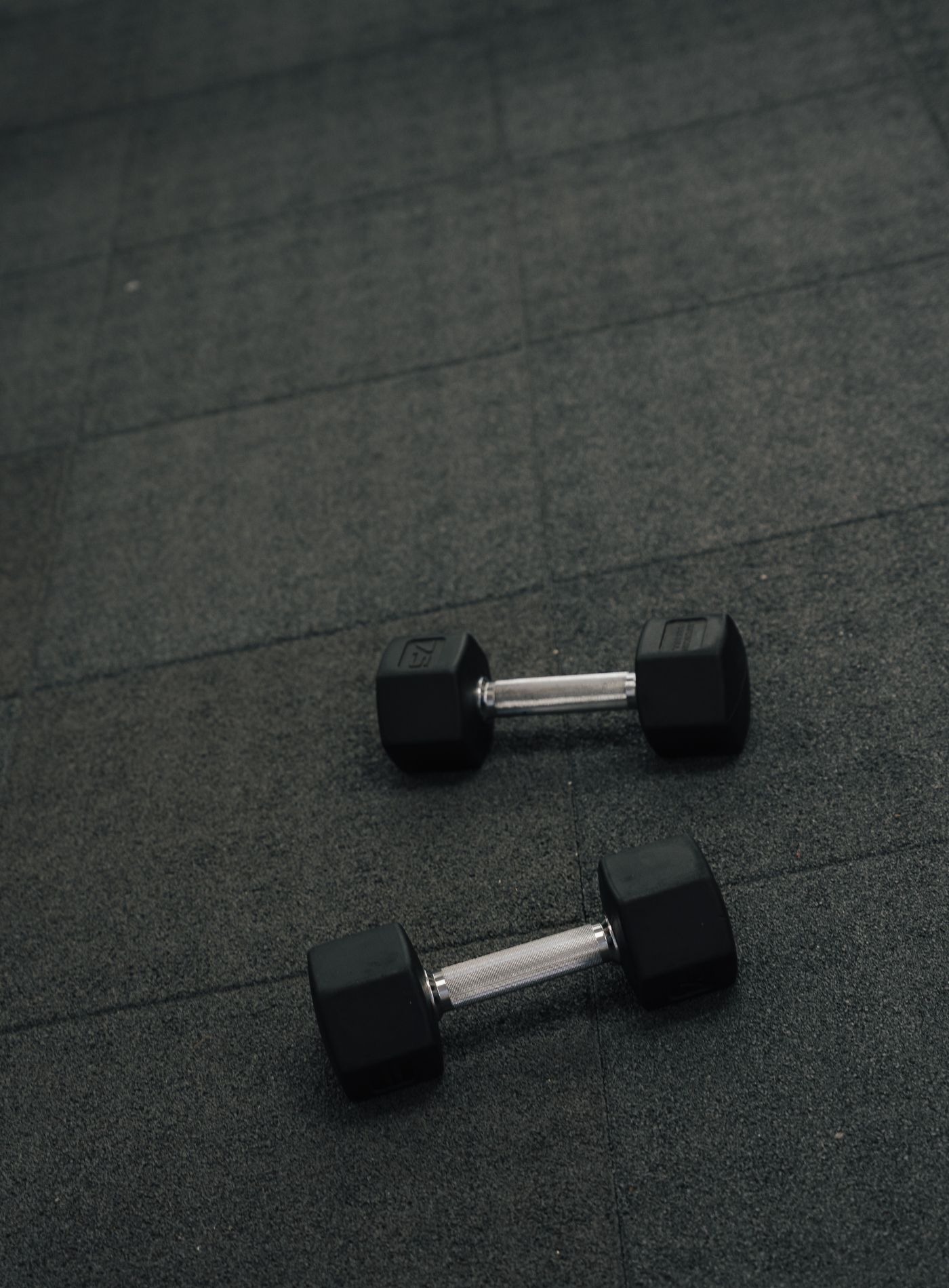 Kurzhanteln auf dem Boden für den Kurs Pilates & Weights im Loft42 Stuttgart
