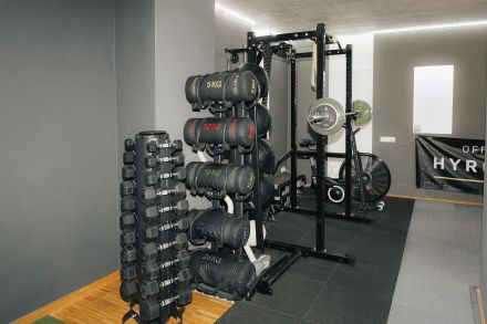 Slam Balls und Rack mit HYROX-Flagge im Loft42 Stuttgart