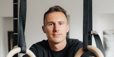 Dennis Bobinski lächelt im Studio Loft42