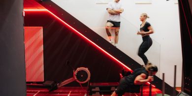 Gruppe beim Training auf der Treppe im Loft42, Weitwinkelaufnahme
