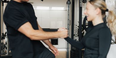 Partnerübung von Trainer und Kundin im Loft42 Stuttgart