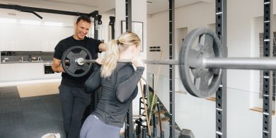 Dennis Bobinski betreut eine Kniebeuge im Personal Training im Loft42 Stuttgart