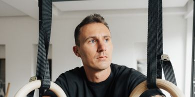 Portrait von Dennis Bobinski an den Turnringen im Loft42 in Stuttgart